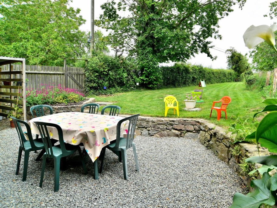 Enclosed garden with flowers, garden furniture and barbecue. Vegetable patch where you can enjoy strawberries and cherry tomatoes in season. Bike sheds. Children's play area.