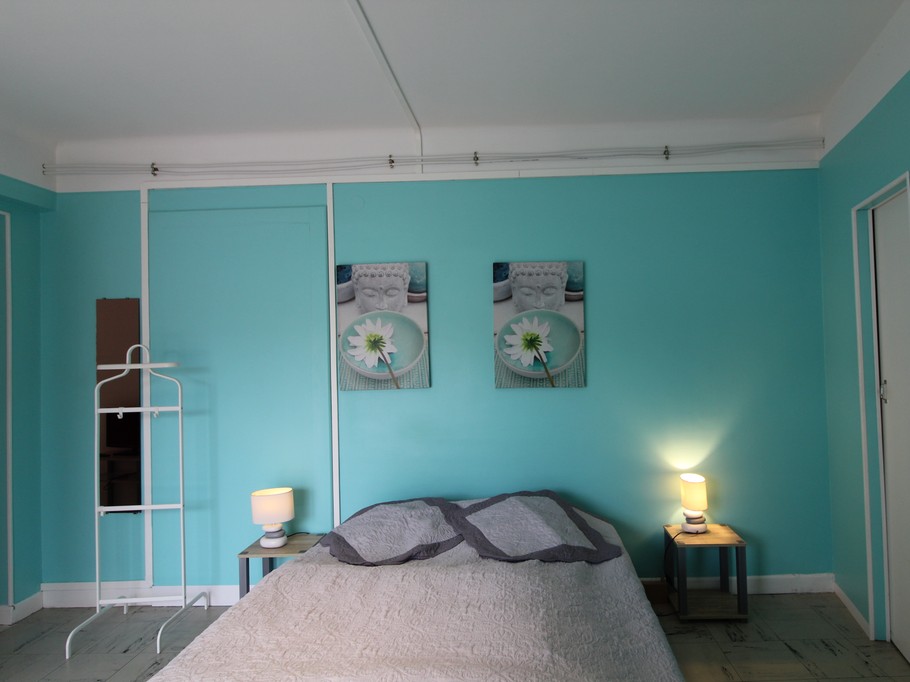 Grande chambre spacieuse - Appartement F1 2ème étage