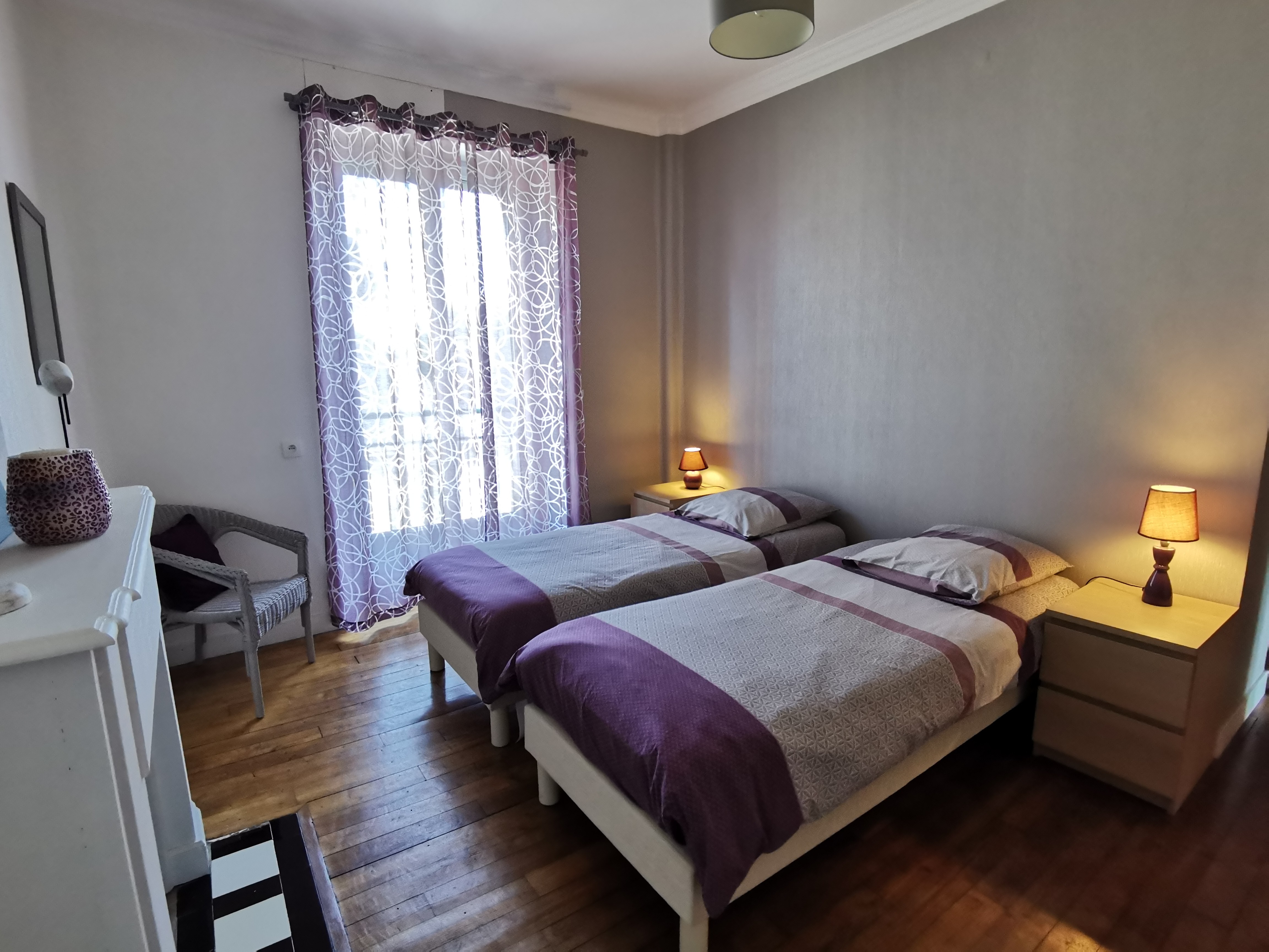 Chambre Galet 1er étage (configuration 2 lits 80 x200, peut être aménagé en 1 lit 160x200), vue rue (calme)