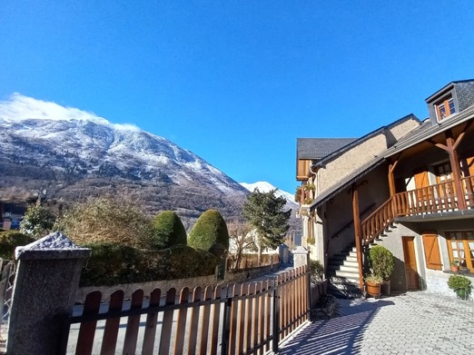 De votre hébergement, la vue directe sur la montagne. enneigée l'hiver