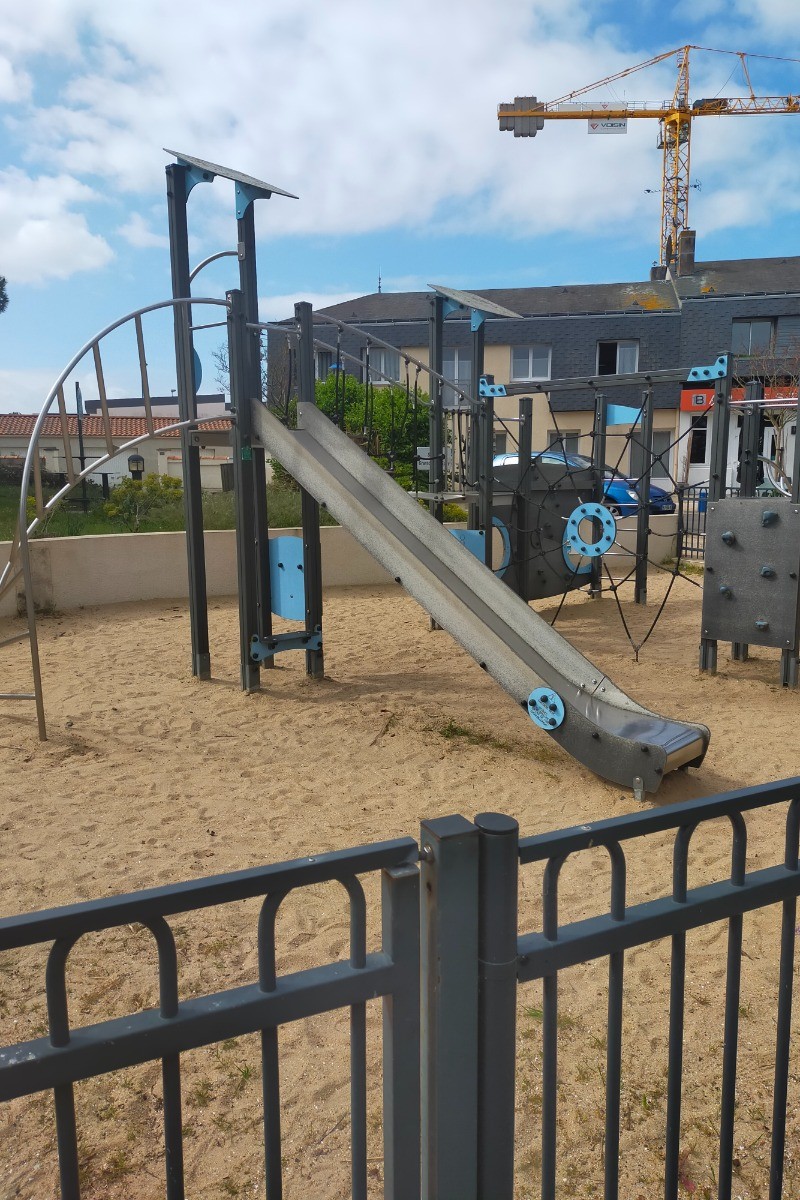 aire de jeux tout près de la villa