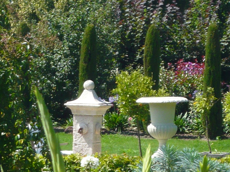 A pleasant stroll through the gardens of the Château Mont-Dol estate.