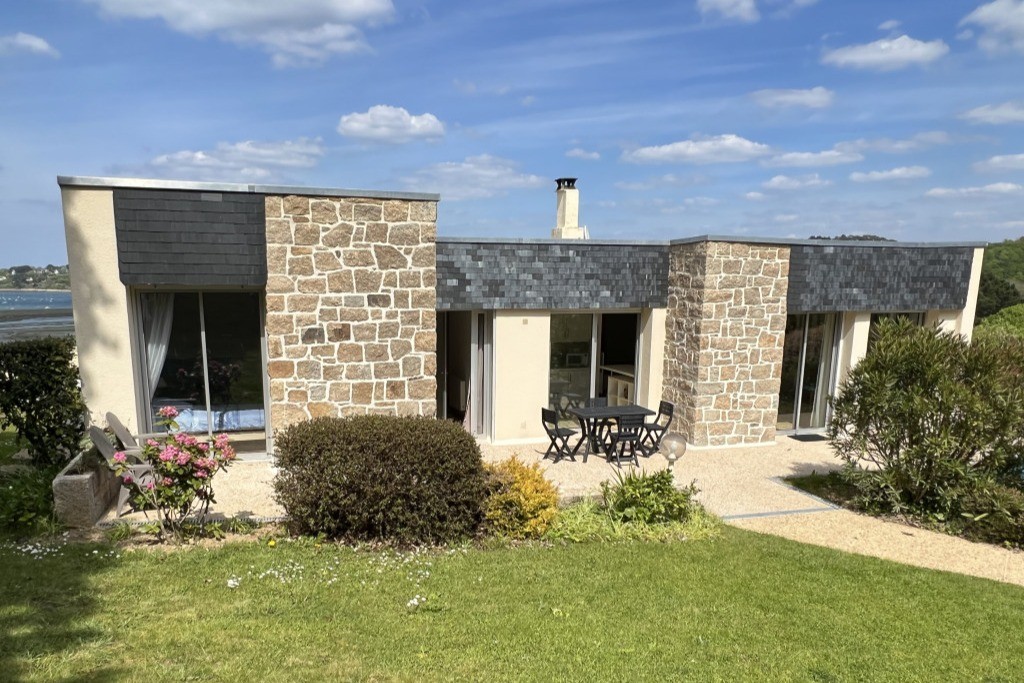 Maison Rez de Jardin avec sa grande terrasse aménagée et arborée
