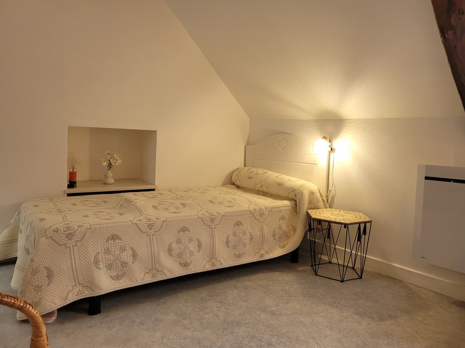 la longère, Gîte pors Even, la chambre en mezzanine avec 1 lit double et 1 lit simple et bureau