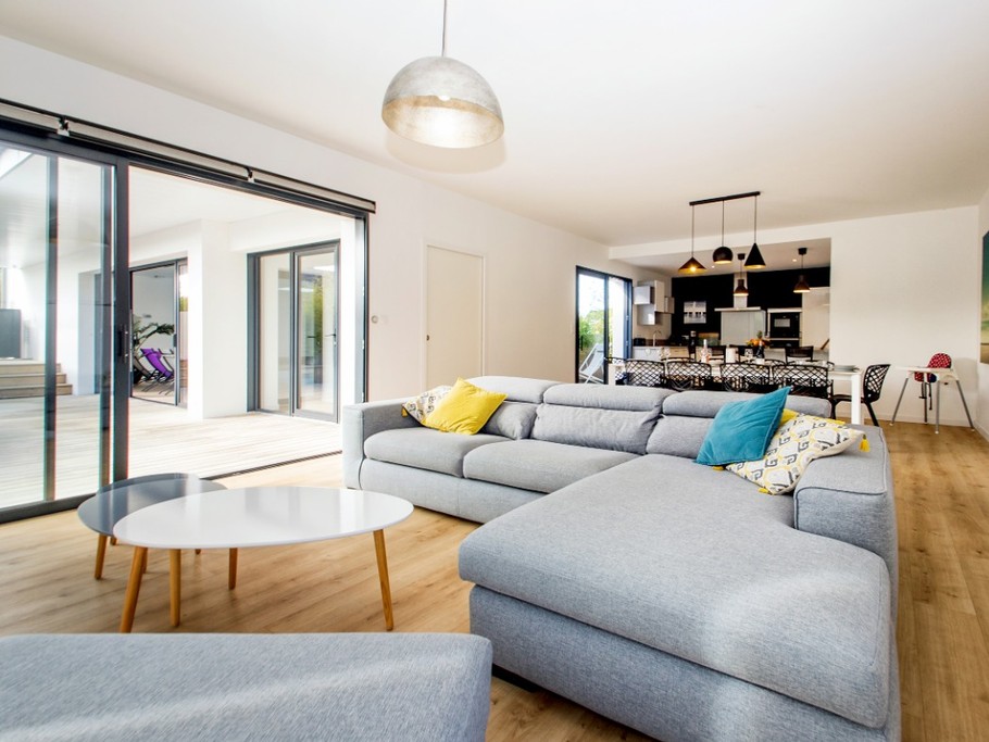 salon spacieux et lumineux