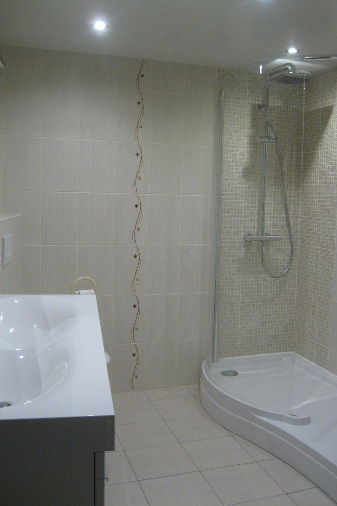 salle d'eau avec double vasque douche et toilettes
