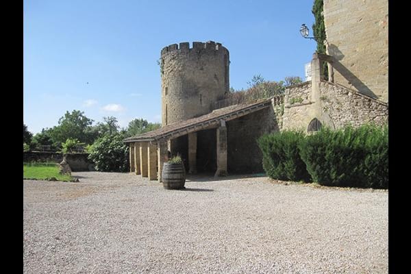 cour du gîte avec escalier vers piscine