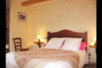 Fleur de Pommier : chambre située au 1er étage pouvant accueillir jusqu'à 4 pers. et comprend 1 lit de 2 personnes en 140 et 2 lits en 90 superposés (nb : le lit du haut ne convient qu'aux enfants d'au moins 6 ans).