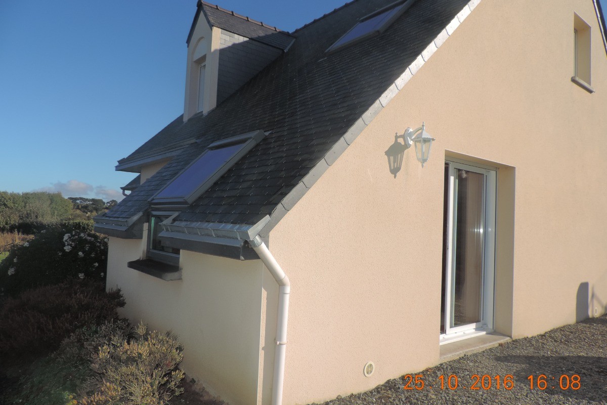 Pignon de la maison, endroit agréable pour manger dehors face à la mer