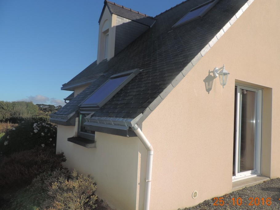 Pignon de la maison, endroit agréable pour manger dehors face à la mer