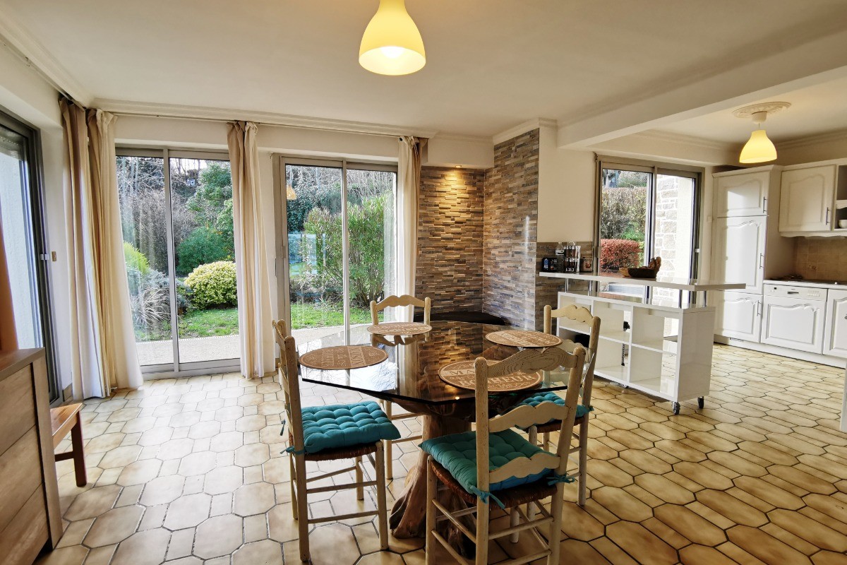 Séjour spacieux avec accès au jardin avec sa terrasse aménagée