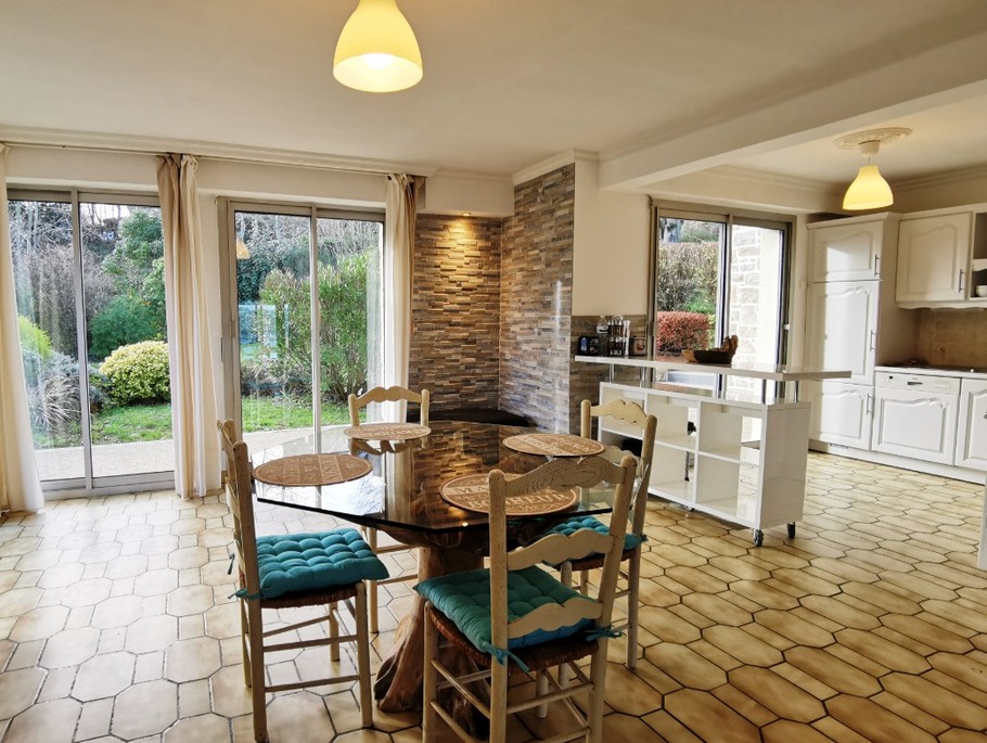 Séjour spacieux avec accès au jardin avec sa terrasse aménagée