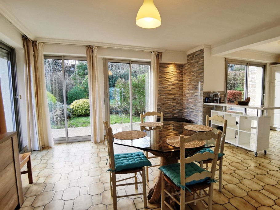 Séjour spacieux avec accès au jardin avec sa terrasse aménagée