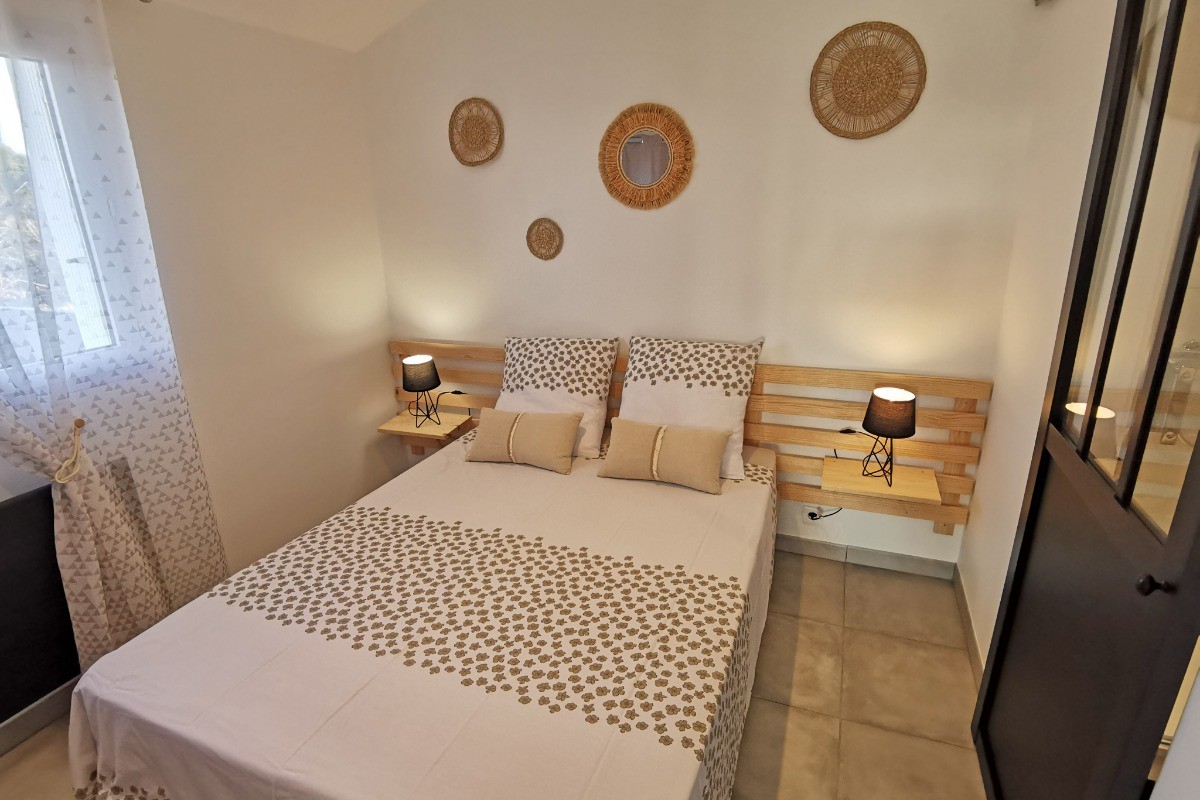 Chambre épurée, dans des tons naturels