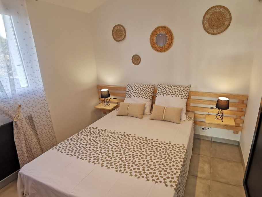 Chambre épurée, dans des tons naturels