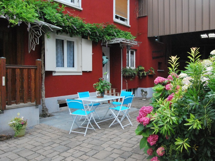 Un extérieur avec un salon de jardin.