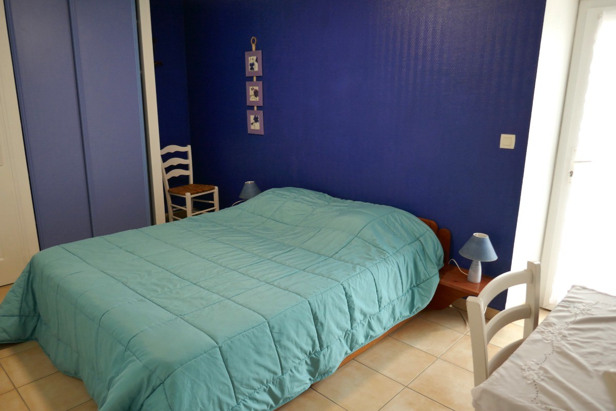Chambre 1 avec un lit en 160