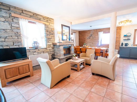 le salon avec vue sur la cuisine