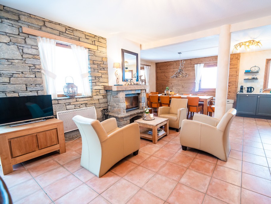 le salon avec vue sur la cuisine