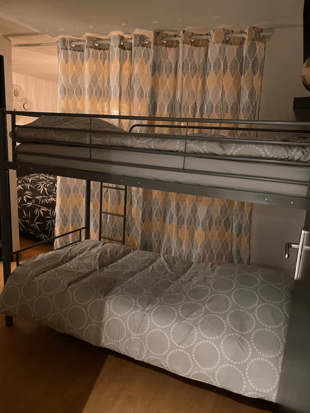 Chambre familiale avec rideau pour séparer  - Appartement le Cosi Vosgien - Raon l'Etape 