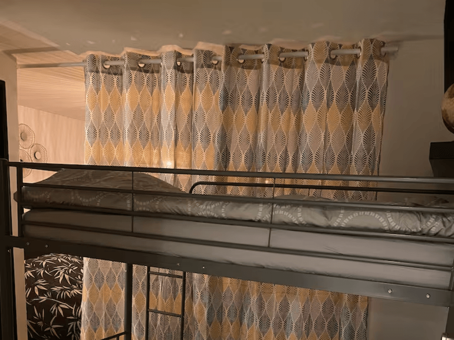 Chambre familiale avec rideau pour séparer - Appartement le Cosi Vosgien - Raon l'Etape