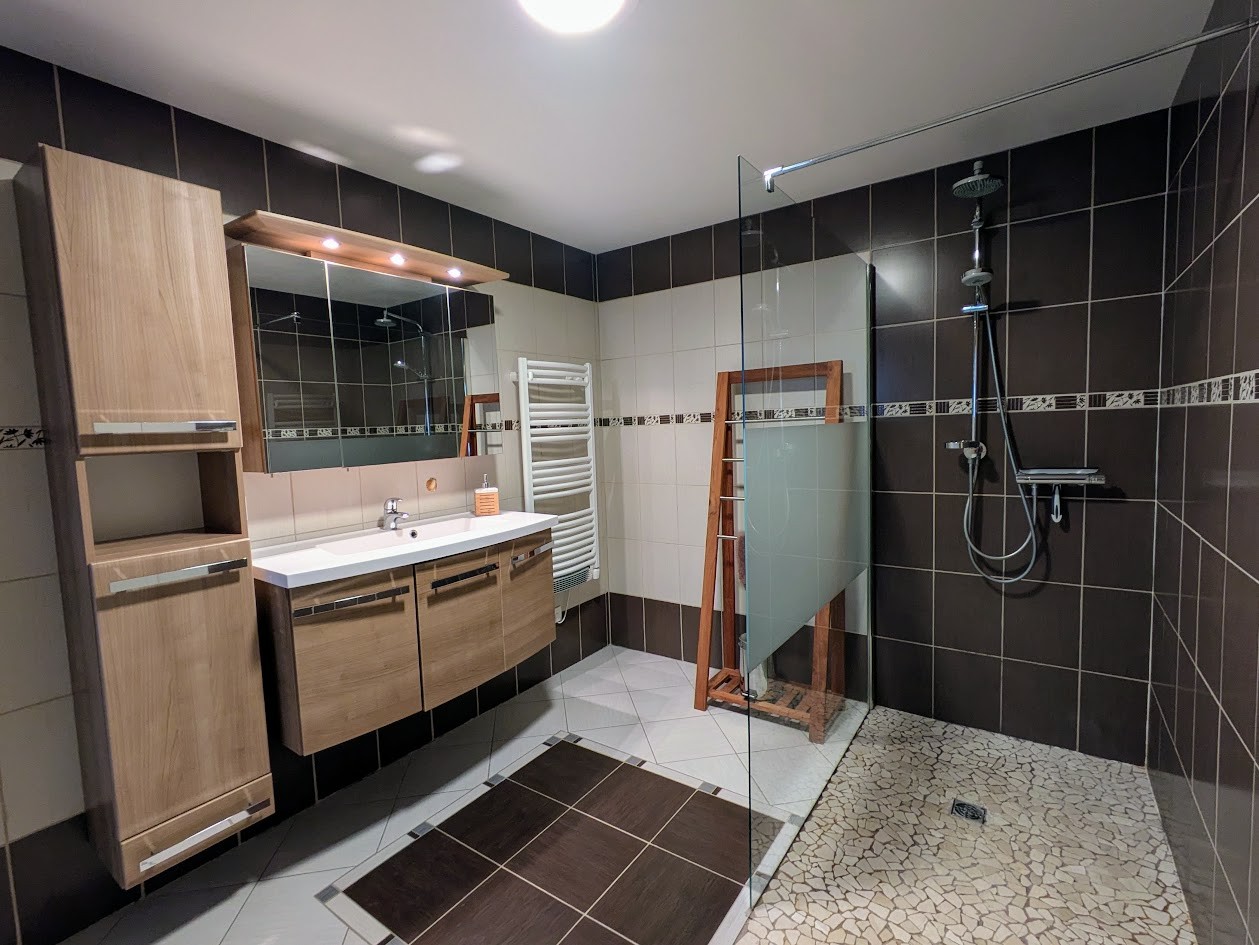 Vaste salle de bains avec douche à l'italienne
