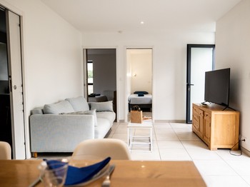 Pièce de vie avec coin salon salon, soin cuisine et séjour