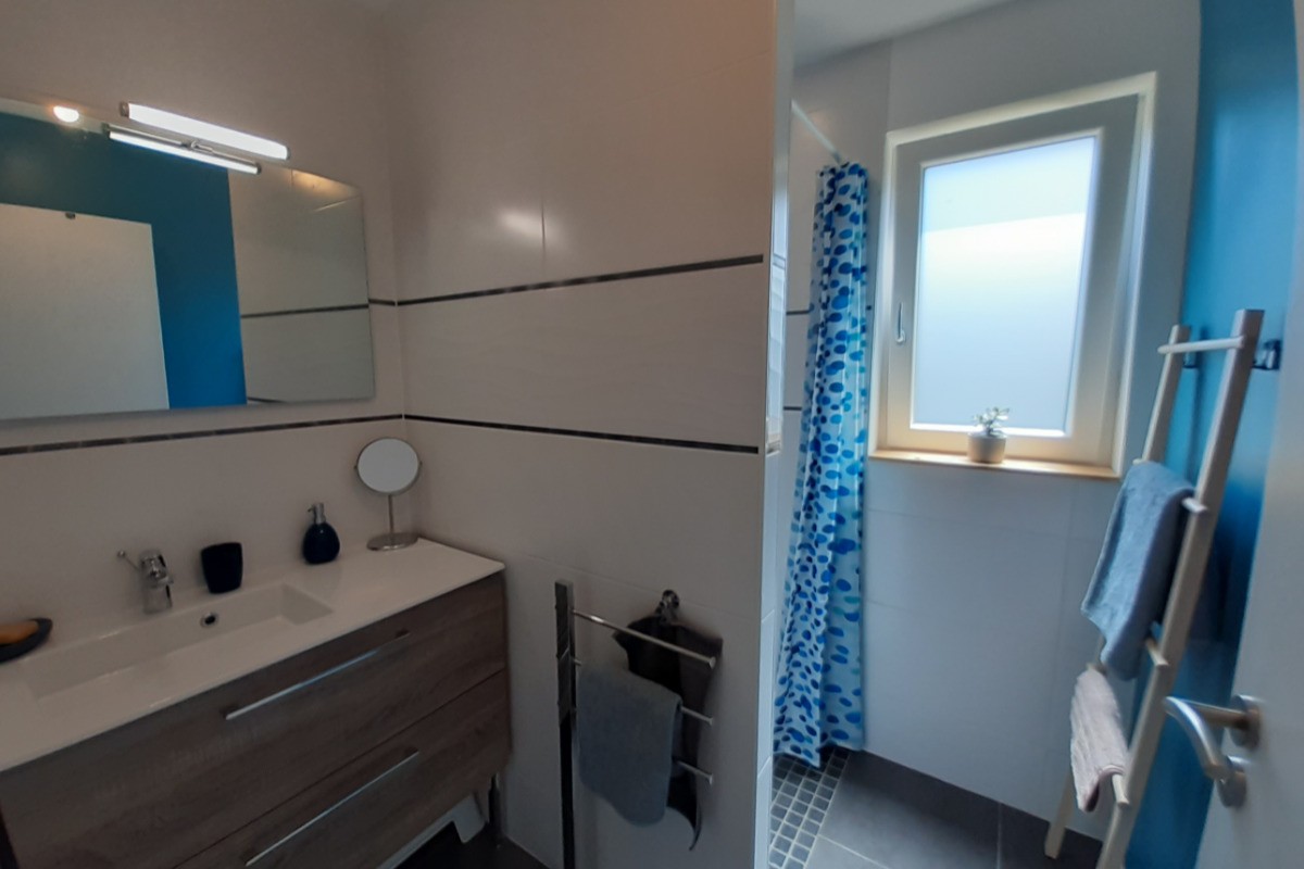 La salle de bain avec douche italienne - radiateur sèche serviettes et radiateur soufflant