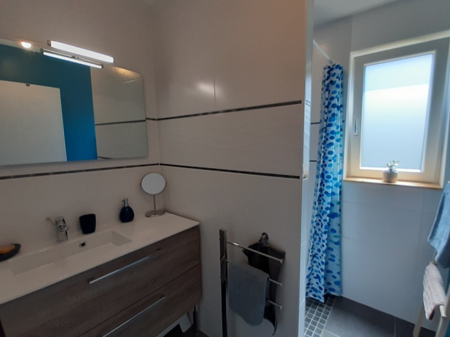 La salle de bain avec douche italienne - radiateur sèche serviettes et radiateur soufflant