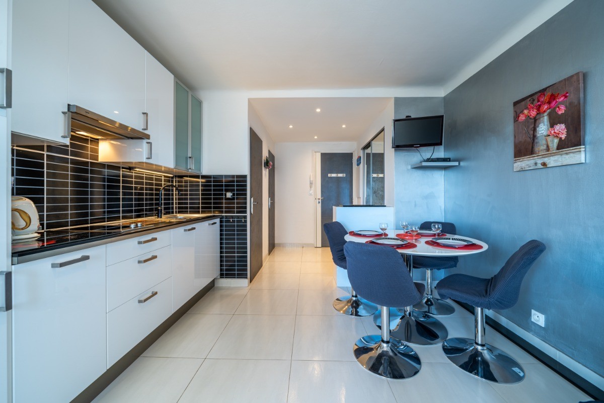 Cannes les Pins - Espace repas avec la cuisine