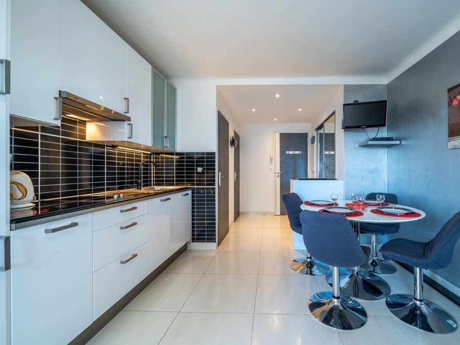 Cannes les Pins - Espace repas avec la cuisine