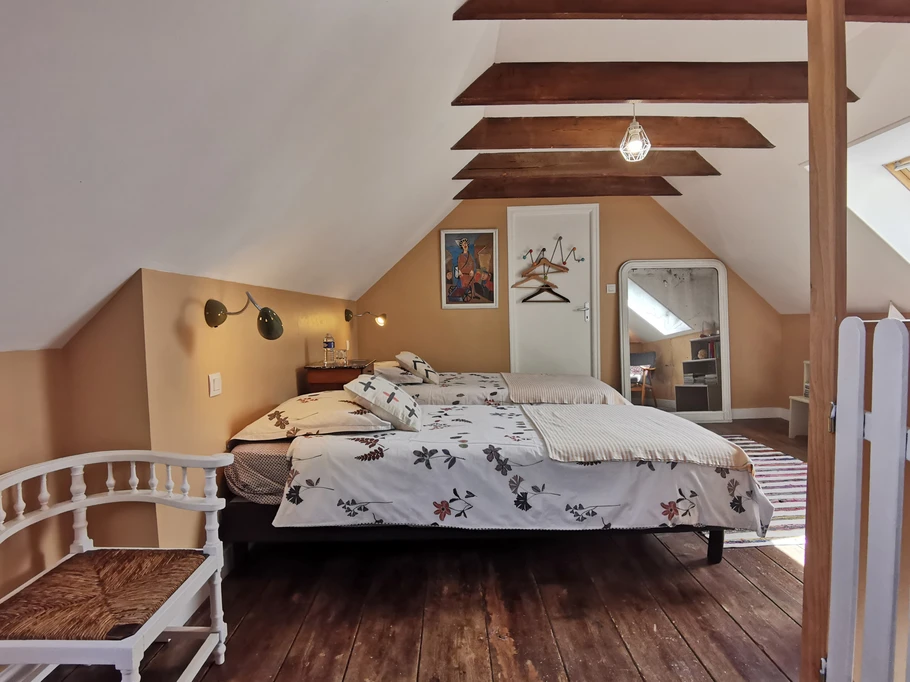 Floor 2: Tristan bedroom with 2 single beds (90cm)