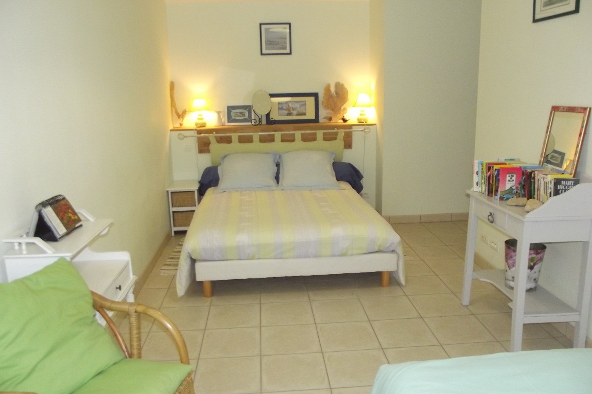 chambre 7 1 lit 140 couette 220x240 +1 lit 90 couette 140x190