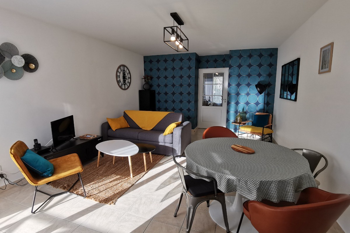 Coin repas, et salon confortable avec TV et accès internet WIFI