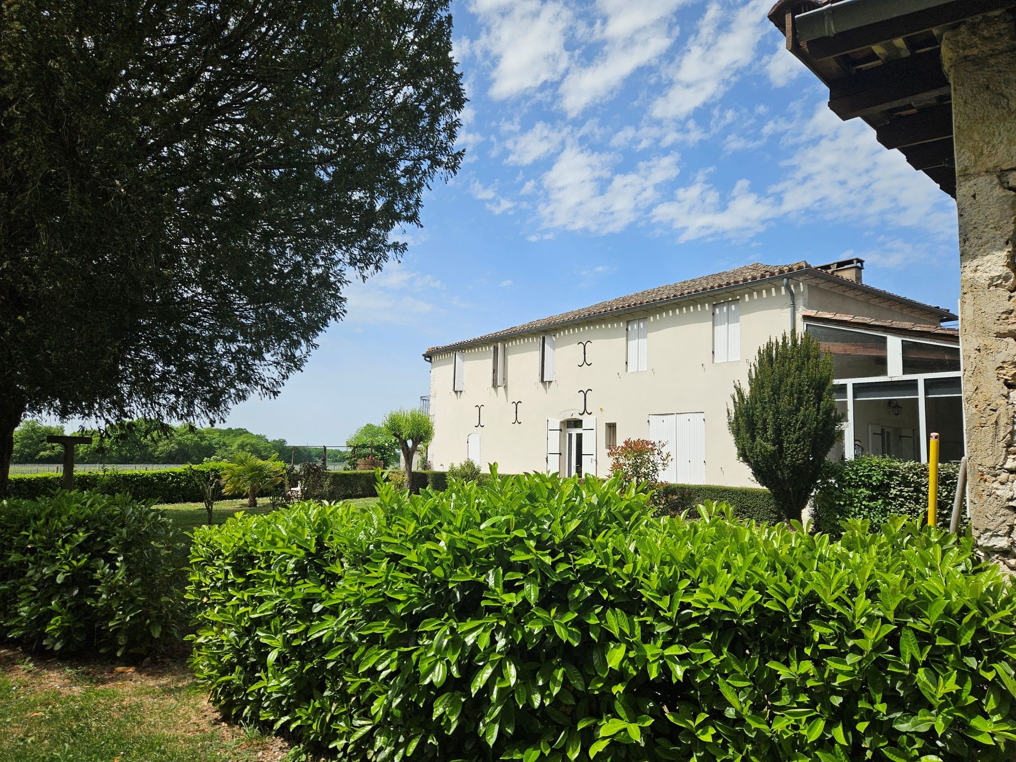 Le gite du Cramail au 1er étage avec entrée indépendante proche de St Emilion et de Duras, au milieu du vignoble bordelais