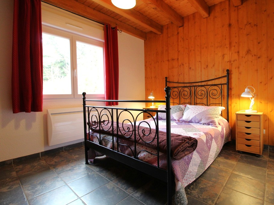 Bedroom 1 - Gîte Le Sapin, close to lakes and walks, for 4-8 people