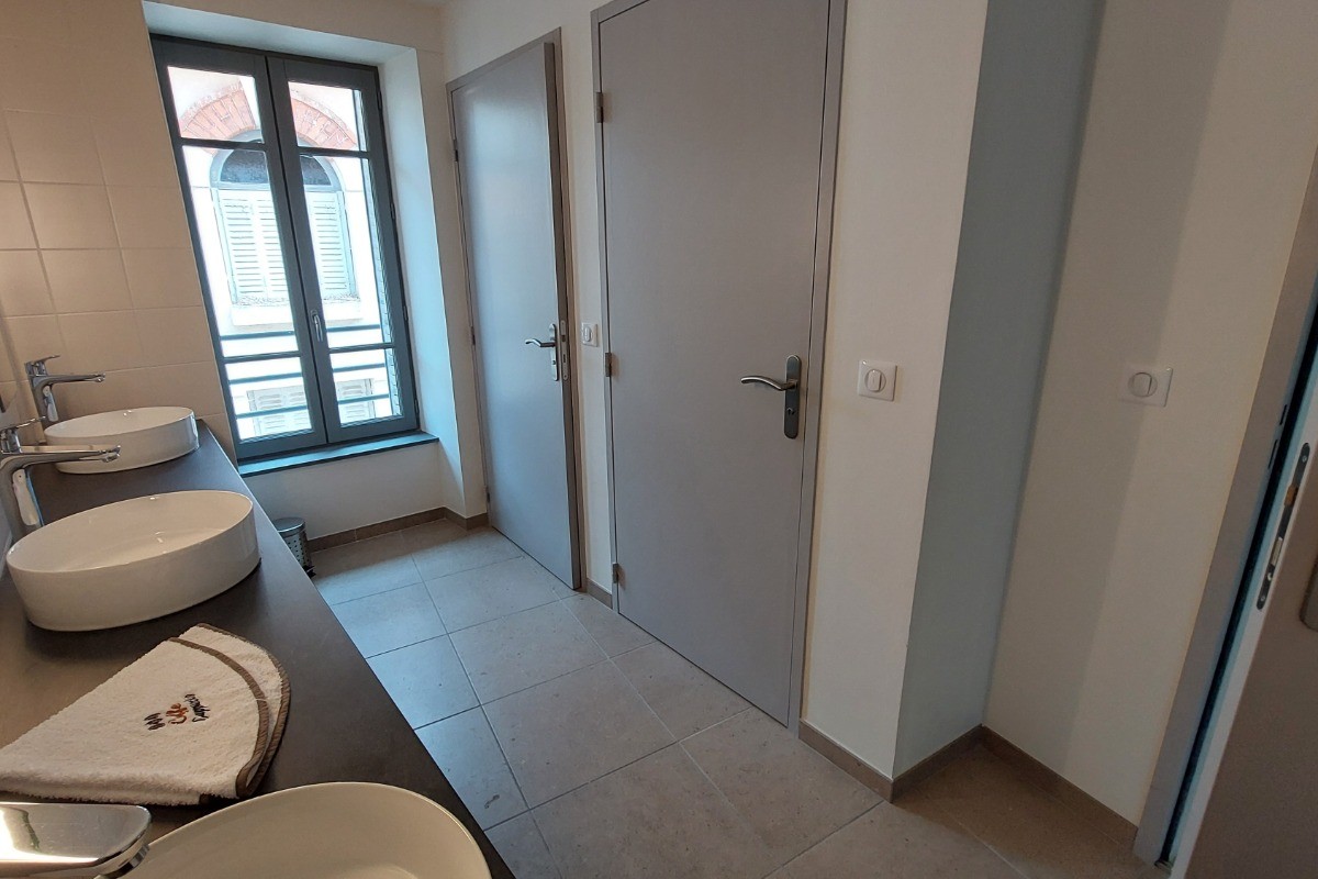 Salle d'eau avec 2 douches individuelles