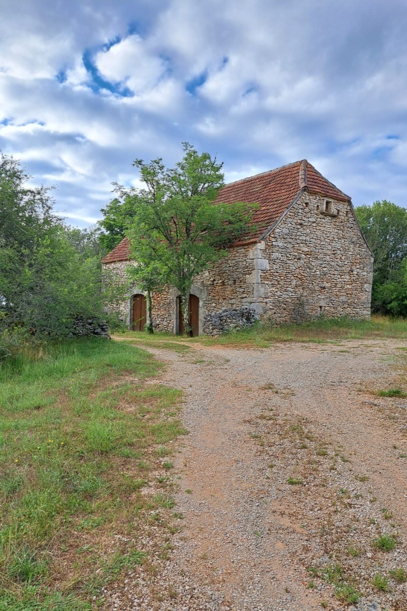Entrée du parc et grange - Property entrance & barn