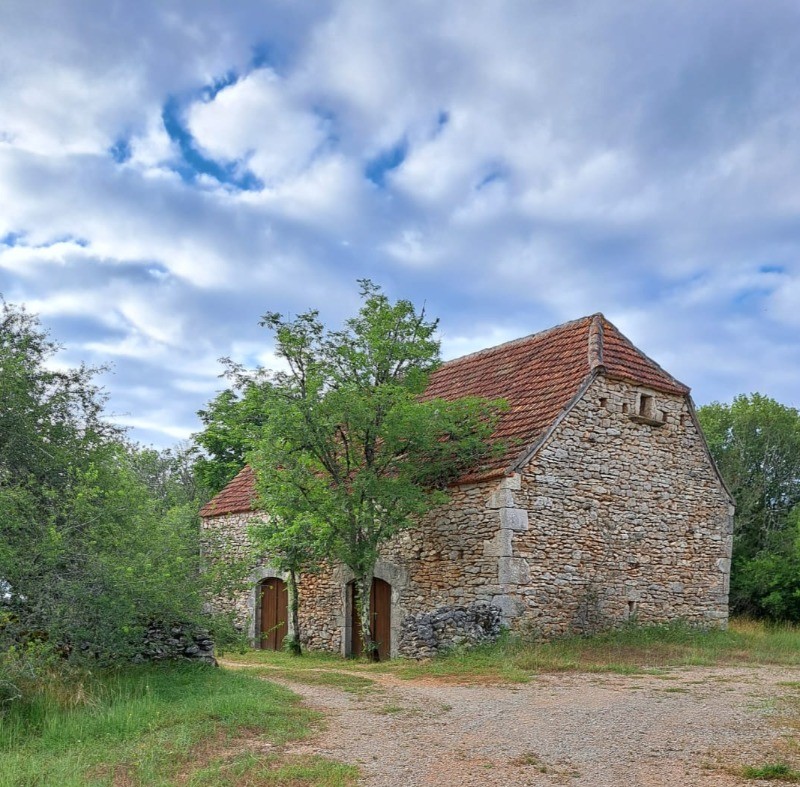 Entrée du parc et grange - Property entrance & barn