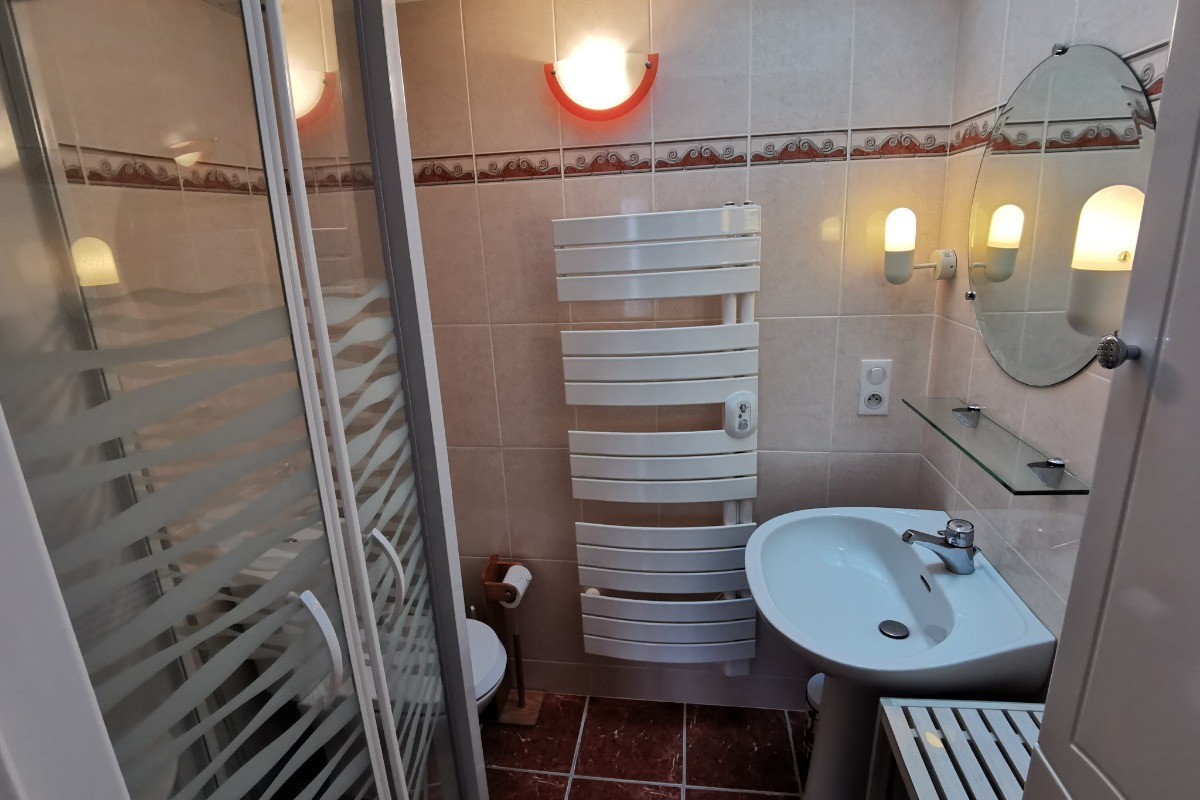 1er étage : une salle d'eau avec wc