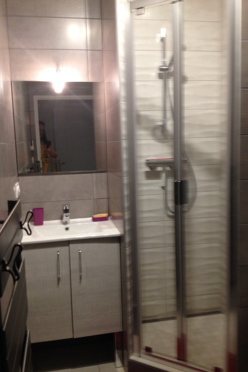 salle de bain avec douche