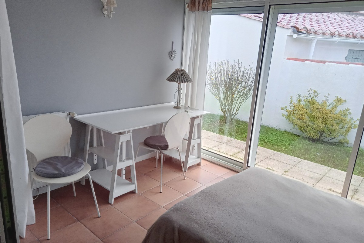 Chambre d'appoint avec petit bureau
