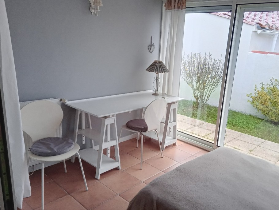 Chambre d'appoint avec petit bureau