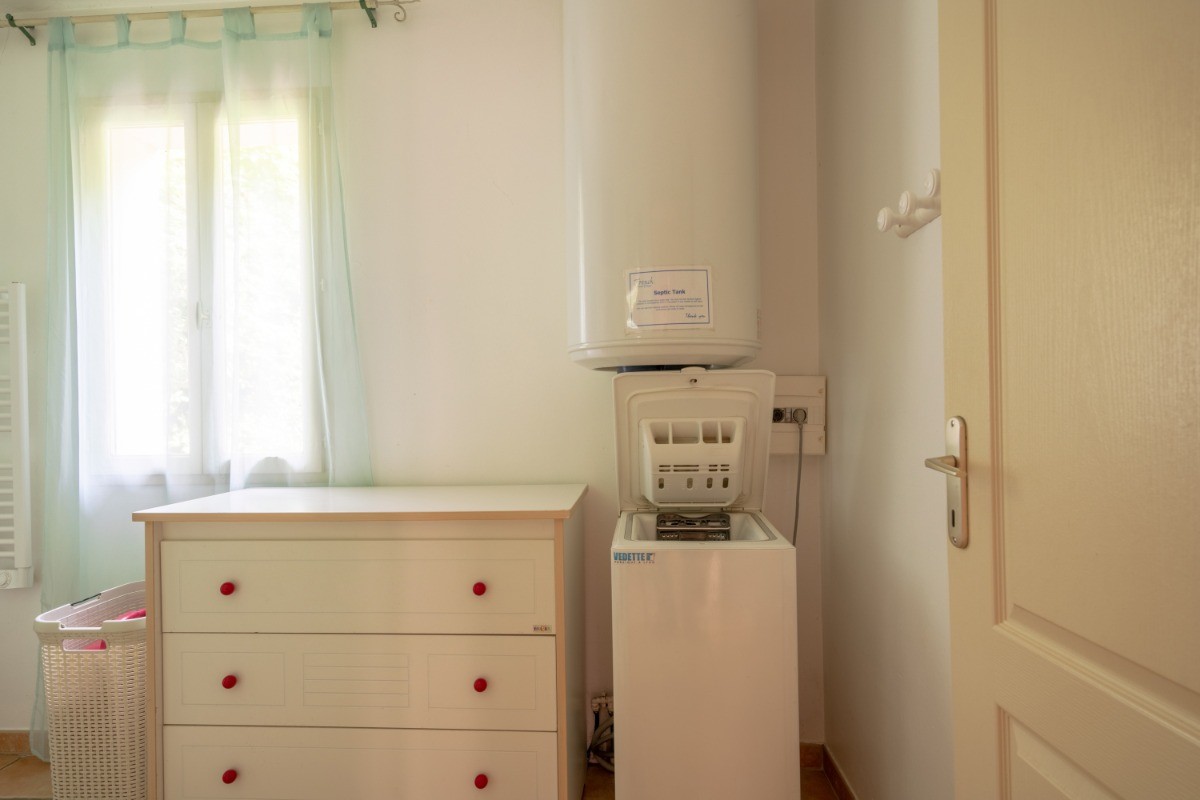 salle d'eau avec lave linge