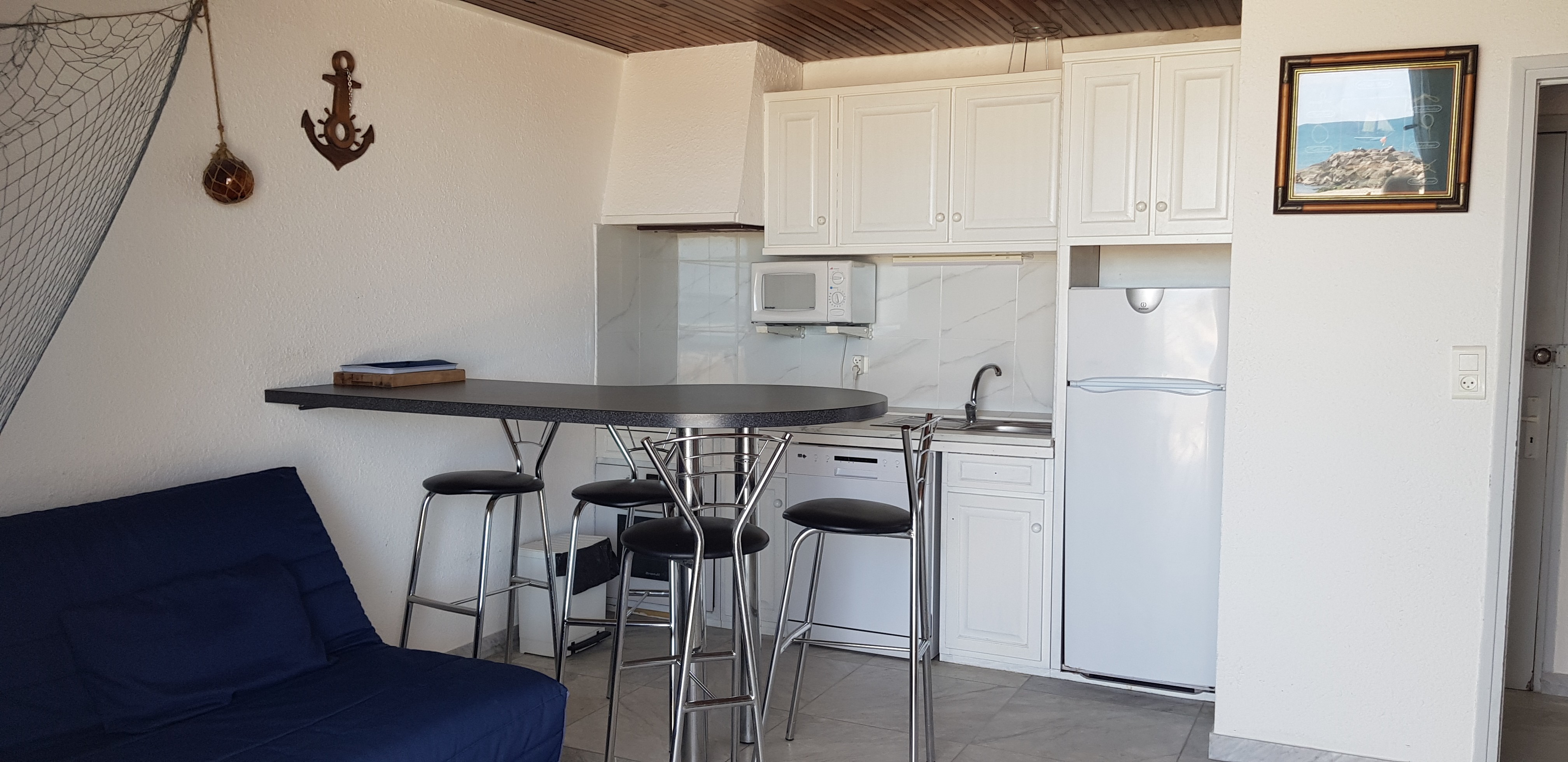 Séjour lumineux avec salon spacieux, télévision et wifi pour une location de vacances confortable