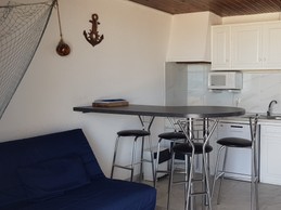 Séjour lumineux avec salon spacieux, télévision et wifi pour une location de vacances confortable