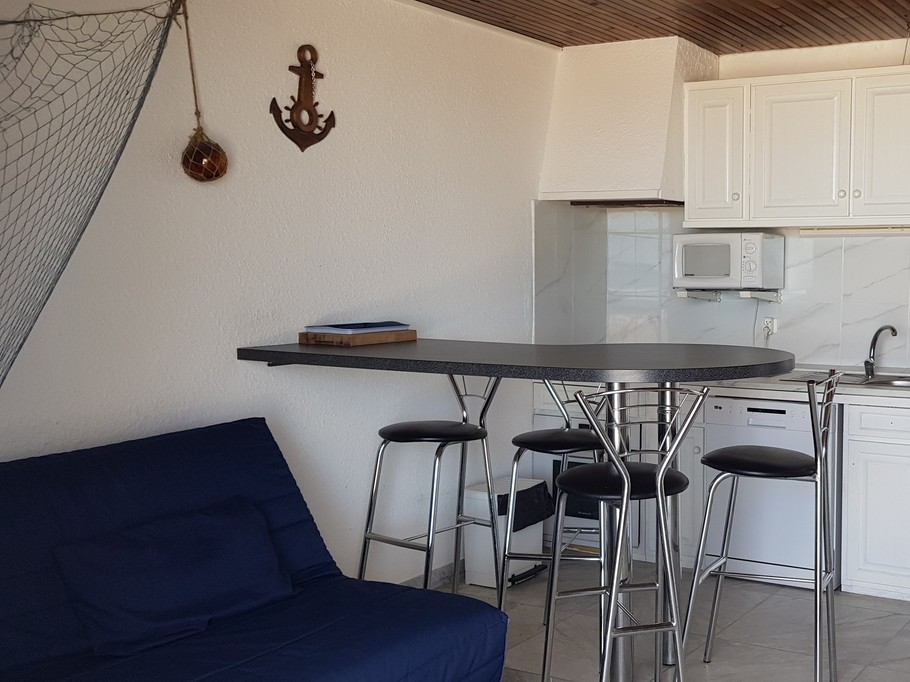 Séjour lumineux avec salon spacieux, télévision et wifi pour une location de vacances confortable