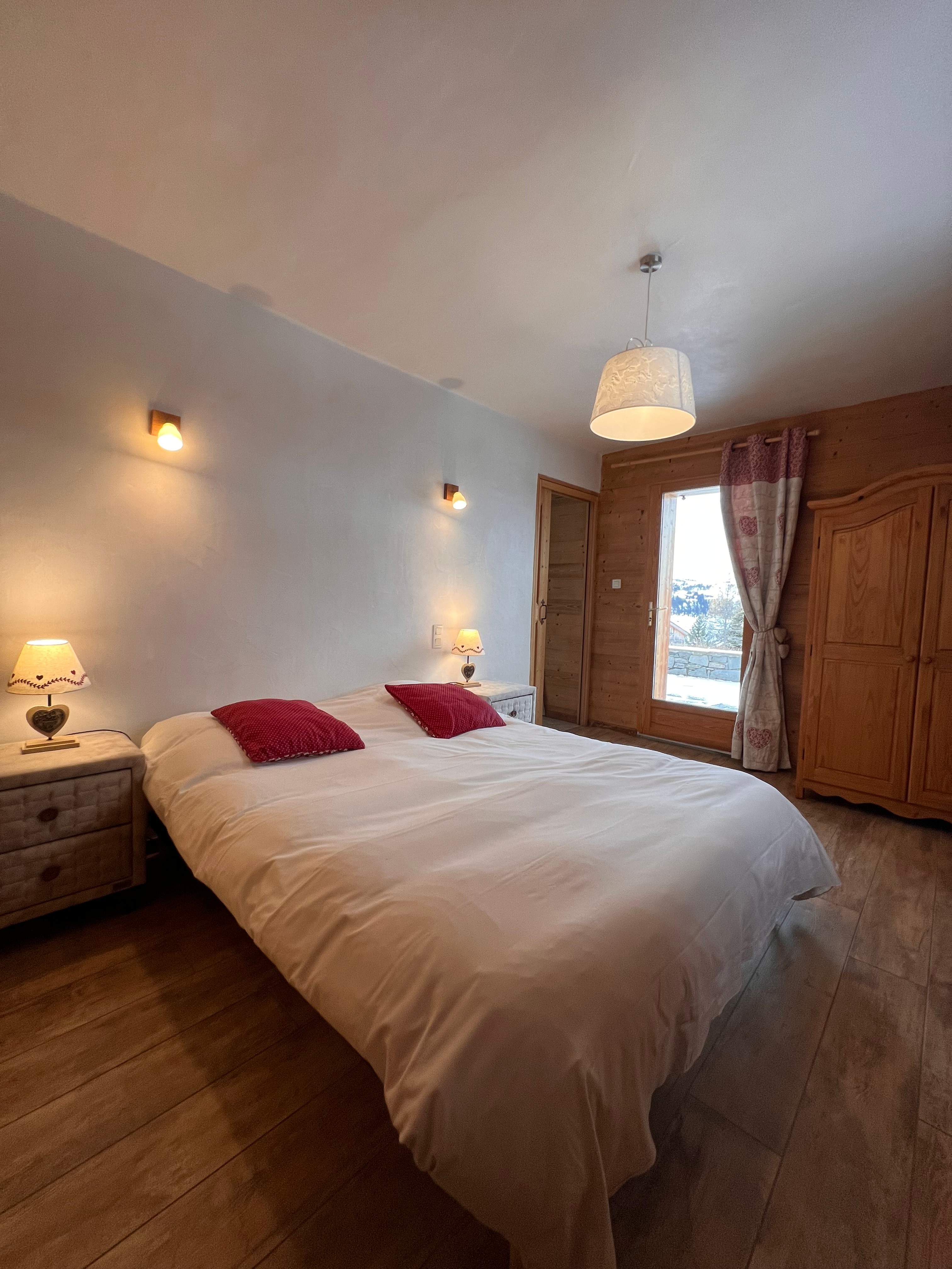 Chambre avec un lit de 160x200 cm, située au rez-de-chaussée, disposant d'une salle de bain attenante et d’un accès direct à la terrasse.