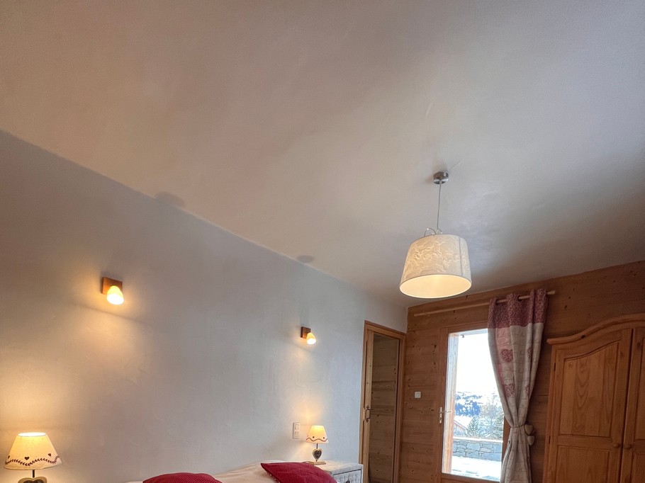 Chambre avec un lit de 160x200 cm, située au rez-de-chaussée, disposant d'une salle de bain attenante et d’un accès direct à la terrasse.