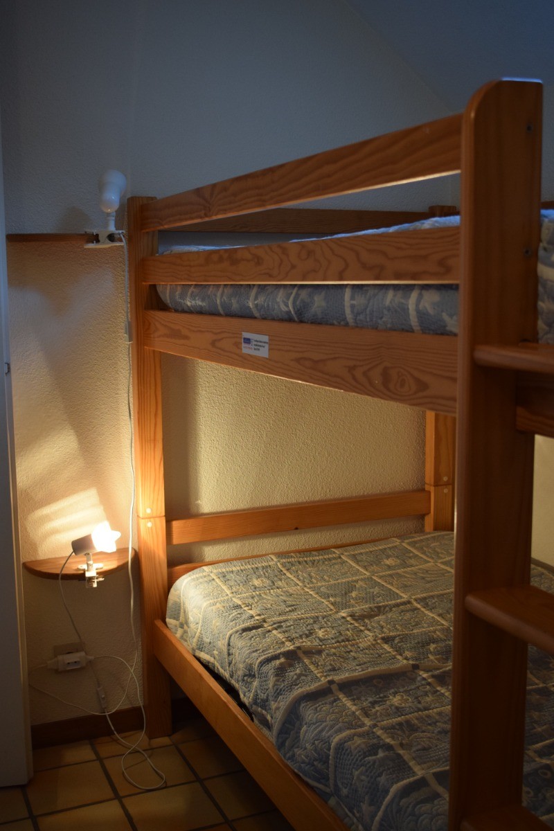 Lit en 90 cm avec lampe de chevet